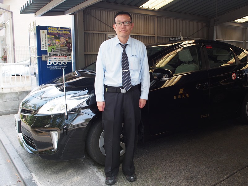 車の前に立つ島田さん
