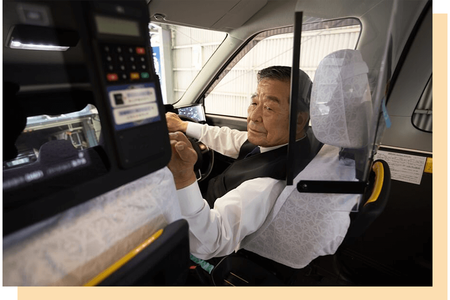 車載機器をチェックする昭和交通の男性乗務員