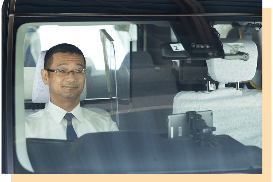運転する昭和交通の男性ドライバー